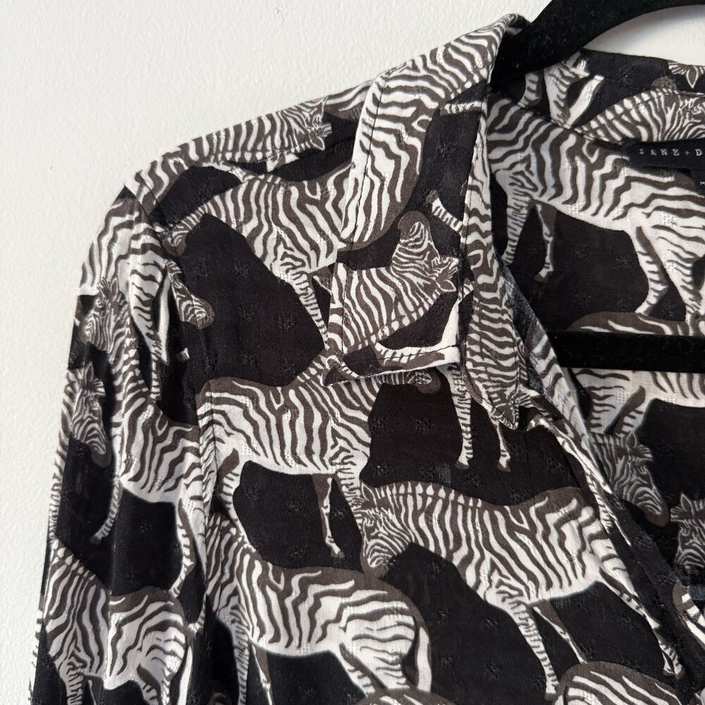 Jane + Delancey Zebra Print Rayon Button Front Blouse Jacquard Weave Sz Medium - Picture 4 of 12